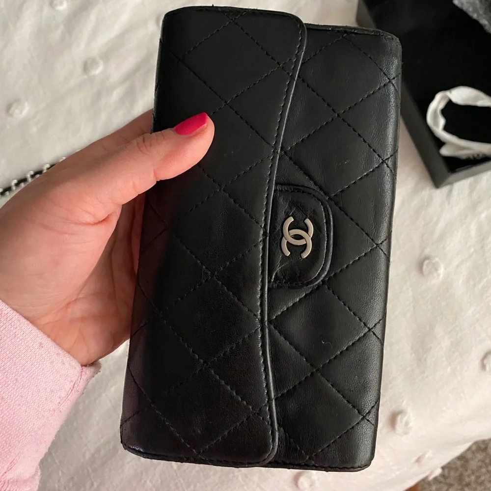 CHANEL Black Quilted Key & Card Holder - Picture 3 of 13
